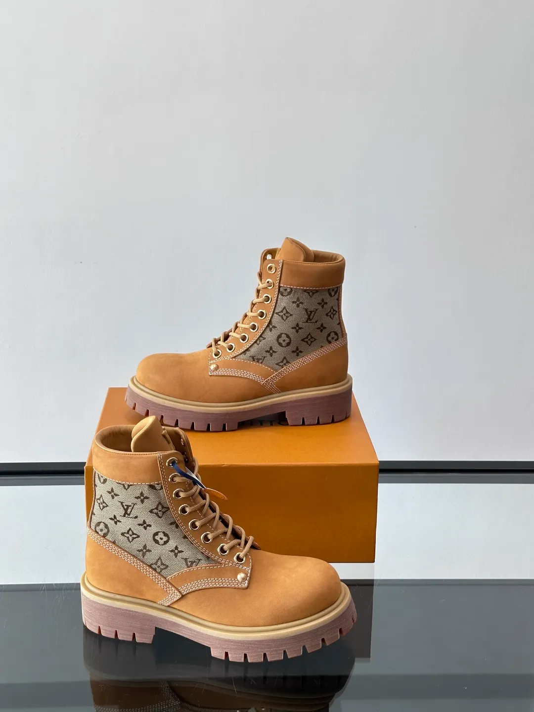 [L Home] Top P: 920💰 Size: 39-44 (45 can be customized) LOUIS VUITTON Louis Vuitton ss25 LV Donkey brand new thick-soled lace-up big-toe shoes men's casual shoes high-top short boots. These boots are crafted from top-grain calf leather for a lightweight and comfortable fit. The thick EVA outsole is embellished with eye-catching ridges, and the trendy attitude of being both strong and soft makes it an everyday choice. ✔Upper: imported first-layer cowhide ✔Lining: cowhide ✔Outsole: original molded outsole